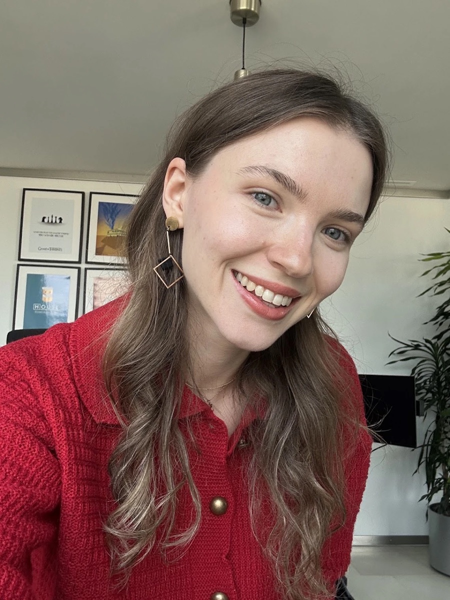 Elza, smiling, at home in Zurich