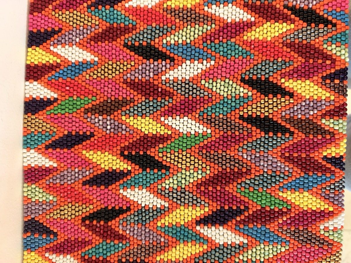 Close-up of the zigzag bead pattern